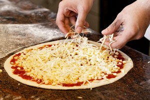 Fromage Mozzarella Italien Surgelé pour Pizza, Julienne et Morceaux Moyens, Plateau de 3kg, Râpé, Laitier de Haute Qualité pour la Restauration - Product Image 2