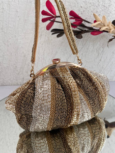 Bolso de noche de lujo hecho a mano con bordado y cuentas, con marco metálico de media luna y correa para el hombro, para fiestas y bodas. - Product Image 1