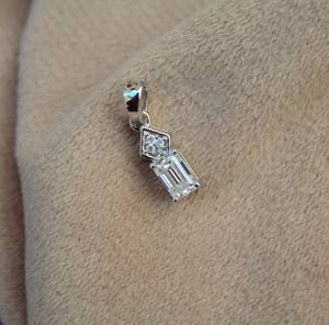 Colgante de moissanita pequeño y ligero para cadena, colgante pequeño y delicado para regalo de graduación - Product Image 1