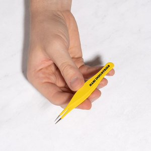 Pinzas para cejas y pestañas de acero inoxidable dorado con etiqueta privada, herramientas de belleza curvas con diseño cosmético plateado - Product Image 3