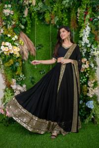 Vente en gros de lehenga choli noir de créateur avec bordure dorée pour les fêtes de mariage, disponible en vrac au tarif d'usine. - Product Image 4