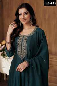 Las mujeres elegantes usan un Maslin listo para usar de estilo indio y pakistaní con impresión digital y trabajo de bordado Kurtis para ropa de Festival - Product Image 2