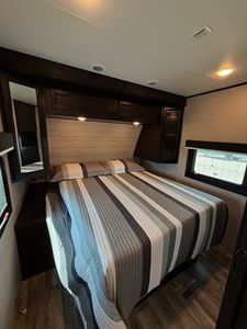 Remolque de Viaje Económico Jaycoo Eagle de Aluminio para 6 Personas, Cocina Extraíble, Diseño Moderno, Exterior en Blanco y Negro - Product Image 3