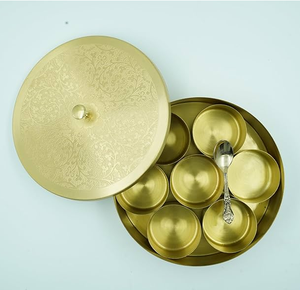 กล่องเครื่องเทศทองเหลือง7ช่องพร้อมฝาปิดแกะสลักดอกไม้ - Product Image 1