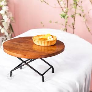 Support à gâteau en bois fabriqué à la main avec base en métal doré parfait pour l'utilisation de service de gâteau de fête d'anniversaire - Product Image 3