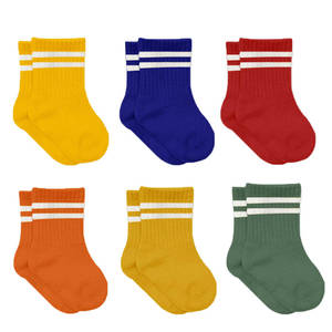 Chaussettes Crew pour tout-petits personnalisées Chaussettes rayées en coton pour bébé Doux Respirant Usage quotidien ODM Vietnam Fabricant de chaussettes tricotées - Product Image 1