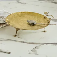 Plateau de service de luxe en laiton avec poignée florale et longue poignée de maintien pour la maison et les restaurants, disponible en gros