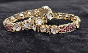 Brazaletes de Aleación Chapados en Oro para Mujer con Incrustaciones Rojas en Forma de Canal, Joyería Geométrica Moderna para Bodas - Product Image 3