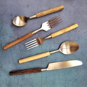 Ensemble de couverts de luxe en métal avec poignée en bois d'acacia poli miroir pour la maison et les hôtels ensembles de couverts de vaisselle - Product Image 4