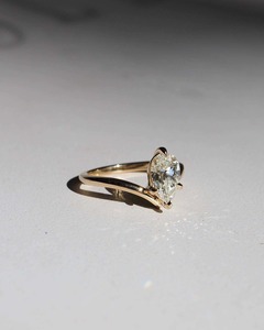 Anillo de diamante solitario con un brillante diamante de corte pera cultivado en laboratorio, diseñado como un elegante anillo de compromiso con un peso total - Product Image 3