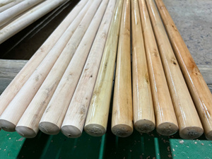 Manche de balai en bois enduit de PVC verni 120cm et 150cm pour le nettoyage à domicile importé du Vietnam - Product Image 2