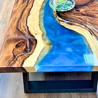 Table Basse en Résine et Bois avec Feuille d'Or et Résine Époxy Naturelle de HAND MADE CRAFT