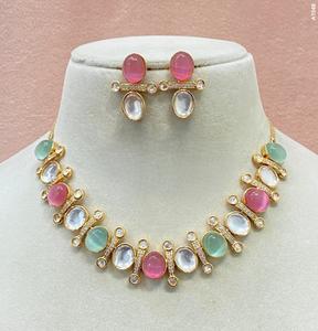 Conjunto de Collar y Aretes de Diseño Premium con Piedras Kundan Chapadas en Oro para Bodas, Colección para Mujer - Product Image 1