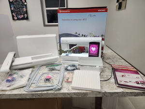 Machine à coudre et à broder Husqvarna Viking Designer Ruby Royale prête à la vente - Product Image 4