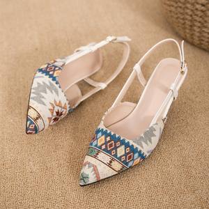 Sandalias de tacón fino con punta en pico y diseño de rayas, estilo kitten heel, para mujer, colección Primavera/Verano 2026 - Product Image 4