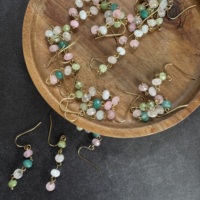 Boucles d'oreilles pendantes personnalisées en perles d'eau douce délicates, style baroque vintage, avec pierres naturelles de tourmaline, plaquées or, pour femmes