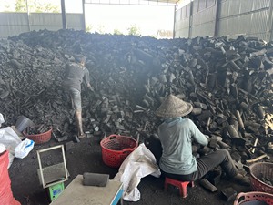 Bois dur traditionnel vietnamien poudre de charbon de bois noir BBQ carburant potentiel de développement élevé 4-6 heures temps de combustion frêne blanc 2% - Product Image 4