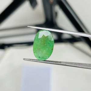 พลอยมรกตแซมเบียธรรมชาติ ทรงรี 6.50 กะรัต คุณภาพดี ประกายสวยงาม สีเขียวสวยงาม ขัดเงาอย่างสมบูรณ์แบบ เหมาะสำหรับทำเครื่องประดับทุกประเภท - Product Image 2