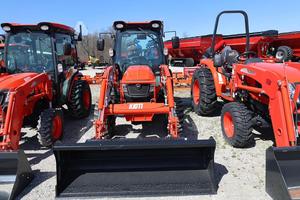Tractor de un solo eje Kioti DK4720SEH 4WD con transmisión por engranajes y motor en VENTA - Product Image 2