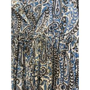 เดรสโบโฮมิดิ IIB สีน้ำเงินลายเพสลีย์ ผ้าวิสโคสระบายอากาศได้ดี ทรงหลวม คอวีลึก ไซส์เดียว ดีไซน์พลัสไซส์ เหมาะสำหรับใส่ในวันสบายๆ หรืองานปาร์ตี้ - Product Image 2