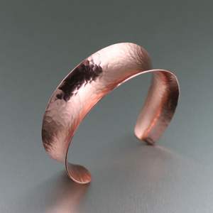 Anneau de serviette rond martelé en cuivre plaqué élégant accessoire décoratif de table en métal élégant pour la salle à manger de banquet de fête de mariage - Product Image 4