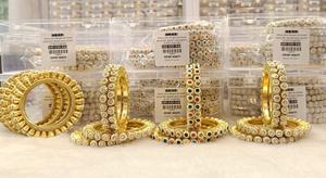 Ensemble de bracelets Rajwadi traditionnels pour femmes vêtements de mariée bracelets en métal cloutés en pierre de créateur fantaisie disponibles en plusieurs nuances - Product Image 5