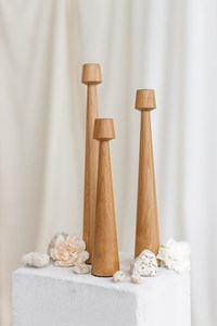 Le bougeoir en bois de luxe ajoute une touche sophistiquée, rustique, confortable et élégante aux espaces de salon et de salle à manger - Product Image 2