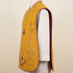 Vêtement liturgique artisanal haut de gamme, conçu avec du tissu doré et orné d'une broderie florale complexe. - Product Image 2