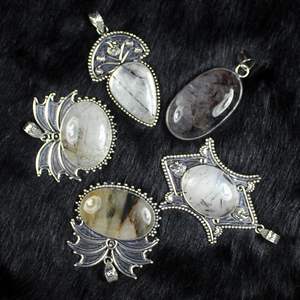 Collar plateado de diseñador con piedras preciosas de rutilo negro, abalorios colgantes de estilo a la moda con patrón de números de cristales - Product Image 3