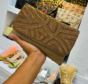 กระเป๋าถือออกงานกลางคืนทำมือจากปอกระเจาพร้อมหินคริสตัลปักลูกปัดเหมาะสำหรับโอกาสพิเศษและงานออกงาน - Product Image 2