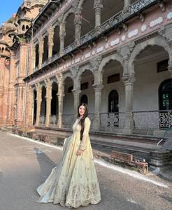 Égayez votre garde-robe avec une robe Anarkali moderne et élégante en soie Chinon, dotée d'un dupatta réversible, idéale pour les mariages et les occasions festives. - Product Image 5