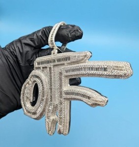 จี้เพชรโมอิสซาไนต์ทรงกลมและทรงบาแกตต์แบบ Iced Out ตัวอักษร VVS ตัวแรกตามสั่ง ทำจากเงินแท้ 925 - Product Image 1