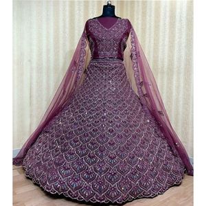 Juego de Lehenga nupcial tradicional con intrincados detalles de lentejuelas bordadas y acentos Zari, ideal para pedidos a granel - Product Image 1