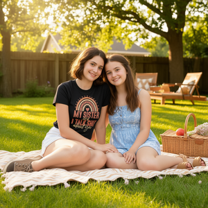 Mi hermana y yo hablamos de ti, hermana, camiseta promocional de la categoría [categoría del producto] - Product Image 3