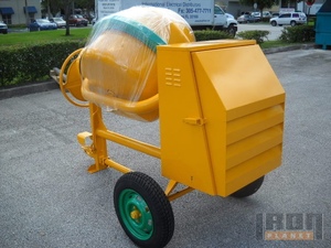 Bétonnière portative jaune avec tambour et conception à trois roues pour usage en construction - Product Image 1