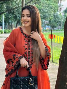 Ensemble de costume de vêtements de fête indiens et pakistanais avec fil et paillettes broderie toile Patta bordure - Product Image 3