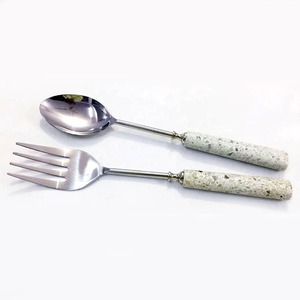 Ensemble de cuillères à salade en plaqué argent Décor de table de mariage Cuillère à salade Longue poignée ronde en résine rouge - Product Image 3