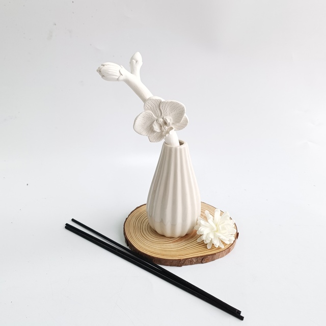 Luxury Custom White Ceramic Stick Diffuser 100% Natural Essential Oil Diffuser Ceramic Jar Holder Reed Diffuser For Home Decor
