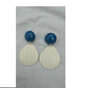 Boucles d'oreilles en résine en forme de corne d'ambre rétro en forme de C, boucles d'oreilles simples multicolores à la mode, boucles d'oreilles à clous brunes pour femmes - Product Image 4