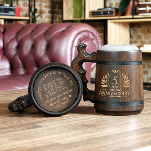 Chope à bière authentique sculptée à la main Style classique Artisanat en bois avec prise confortable pour les amateurs de bière avec motif de logo personnalisé - Product Image 2