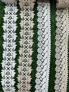 Des fleurs sur mesure brodées de couleurs dans des motifs ethniques avec de lourdes paillettes pour les vêtements et les costumes de 1.5 pouces - Product Image 2