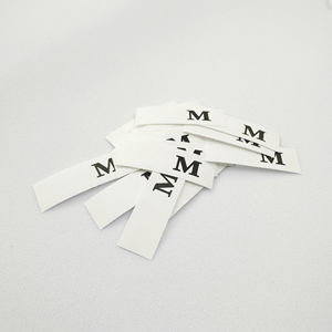 Étiquettes tissées à pli central durables avec logo personnalisé et étiquette de taille pour vêtements et vêtements - Product Image 5
