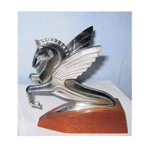 Escultura contemporánea de aluminio fundido que muestra un diseño refinado, energía creativa e impacto estético duradero. - Product Image 2