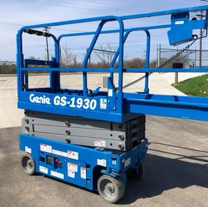 Plateforme élévatrice à ciseaux électrique Genie, capacité 227 kg, plateforme de travail aérienne compacte bleue, autopropulsée, pompe à moteur, boîte de vitesses, 8 m - Product Image 2