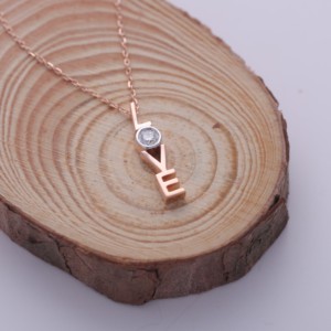 Collar Romántico Minimalista con Colgante de la Palabra “LOVE” con Diamante Cultivado en Laboratorio Certificado por IGI en Oro Rosa/Amarillo y Blanco de 14K para Mujer - Product Image 2