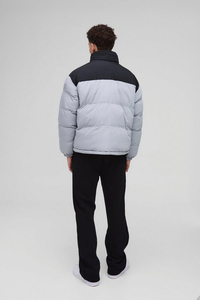 เสื้อแจ็คเก็ตพัฟเฟอร์ผู้ชายแบบมีฮู้ดถอดได้ กันน้ำ อุ่นสบายสำหรับฤดูหนาว เสื้อโค้ทบุใยสำหรับใส่กลางแจ้ง ผลิตตามสั่งจากโรงงาน - Product Image 4