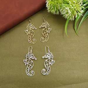 Pendientes Colgantes de Caballito de Mar Geométricos en Tono Dorado y Plateado, Joyería Ligera con Diseño de Animal Marino para Mujer - Product Image 1