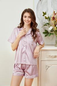Ensemble personnalisé de pyjamas en soie chemise de demoiselle d'honneur courte et short de mariée vêtements de nuit pour femmes pour cadeaux de demoiselle d'honneur nuits de confort - Product Image 3
