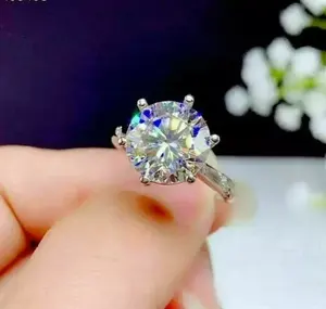 Bague de fiançailles en moissanite taille ronde 4 carats, argent 925, sertie à griffes vintage, pour cadeau de mariage ou d'anniversaire - Product Image 4