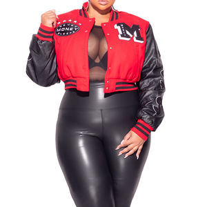 Veste universitaire élégante rouge et noire pour femmes, avec des manches en simili cuir, des détails de patchs sur le devant et des bordures côtelées pour - Product Image 1